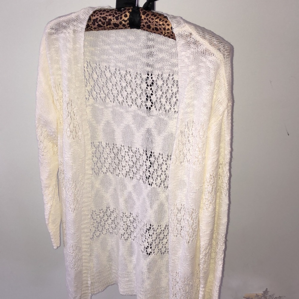 Beautiful cream cardigan. Size small.
